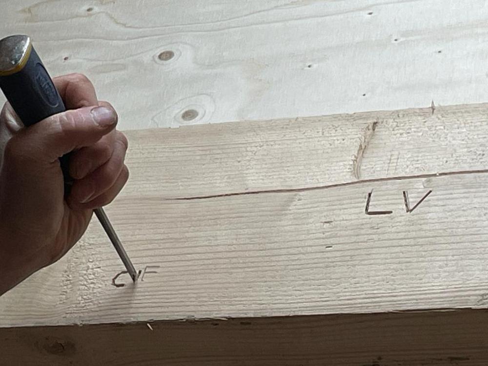 Nieuws - Pannenbier bij project Potstal Ravenswaaij - initialen in het hout!