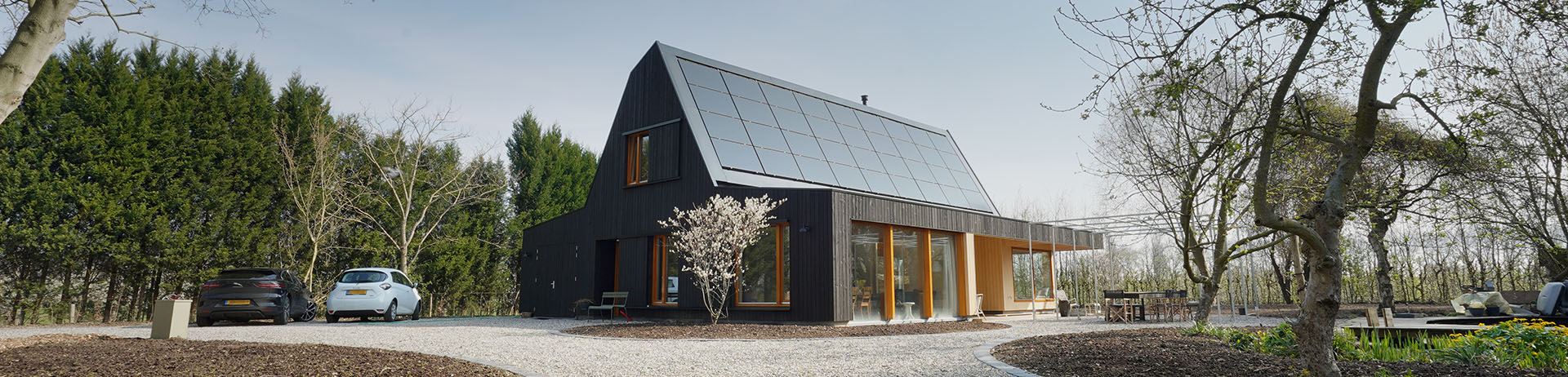 Huis met zonnepanelen dak