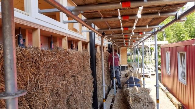 Nieuws: Strobalen isolatie geplaatst bij Ecologische boerderij, Werkhoven